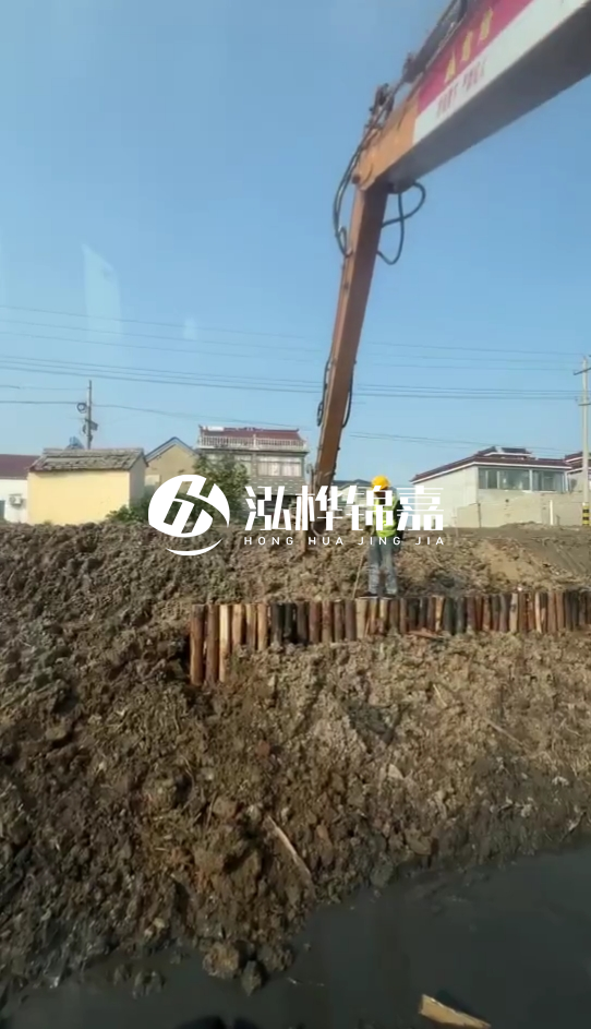 南陽挖機(jī)打木樁專業(yè)施工-打防汛木樁時選用多粗的木樁為宜？